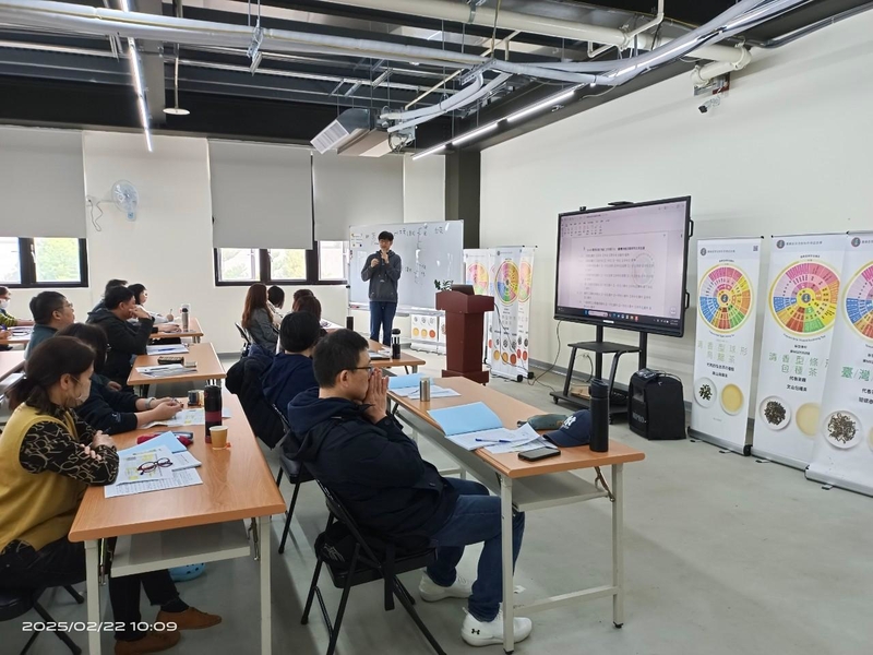2025年臺灣客家茶文化館丙級製茶課程講師講解茶葉理論與品評方法,學員專心聆聽與筆記。