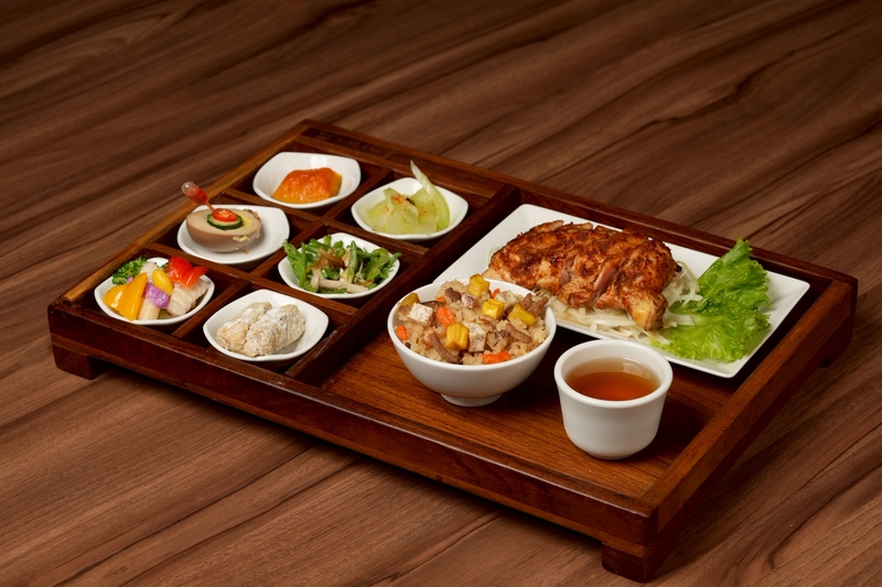 客茶樓坦都里烤雞是客茶樓搭配印度風格與飲食文化推出的特色定食餐點。