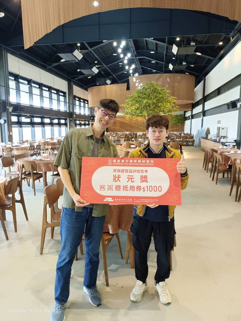 茶葉感官品評初級班狀元獎得主展示獎品，頒發客茶樓一千元餐飲抵用券，作為課程表現優異的特別獎勵。