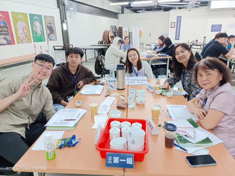 茶葉感官品評初級班學員進行小組學習與討論，於教室中共同完成品評記錄與感官辨識練習。