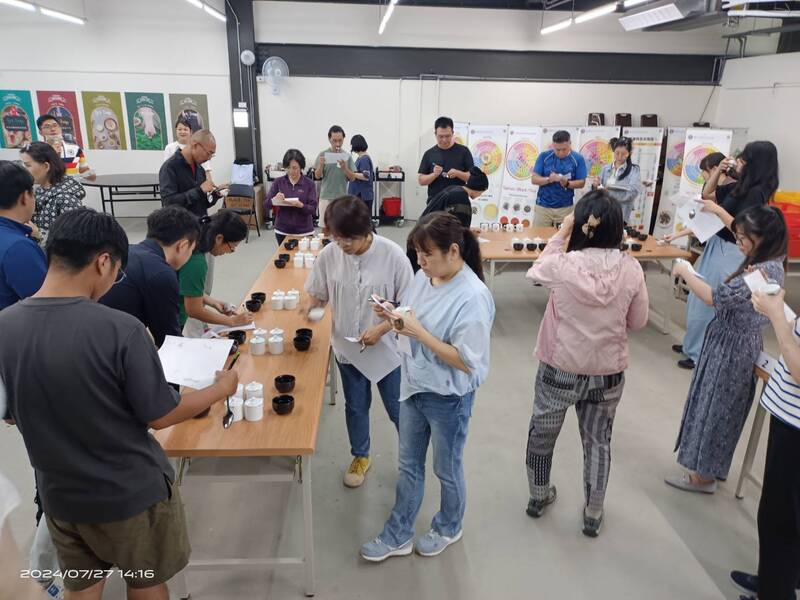 學員在臺灣客家茶文化館參加茶葉品評與品茶課程，專注記錄茶香與風味特徵
