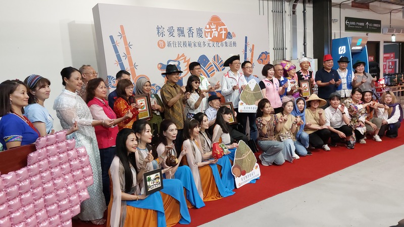 桃園市長與來自越南、印尼、緬甸等多國表演者與攤位代表合影，展現端午節活動多元文化魅力與新住民傳統服飾。