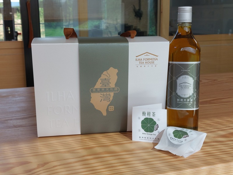 幸福補給站：客家傳統苦茶油搭配酸柑茶的養生禮盒實拍，傳遞健康祝福。