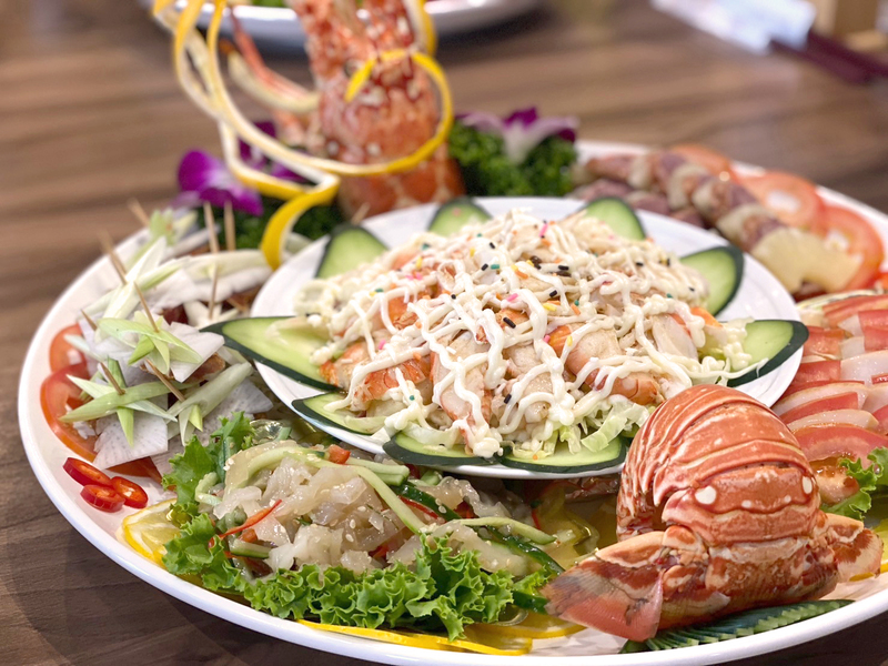 客茶樓 2026 金馬迎新開運年菜｜五福拼盤開胃菜，包含龍蝦沙拉、涼拌海蜇、蔬果拼盤與多樣前菜的豐盛新春拼盤。