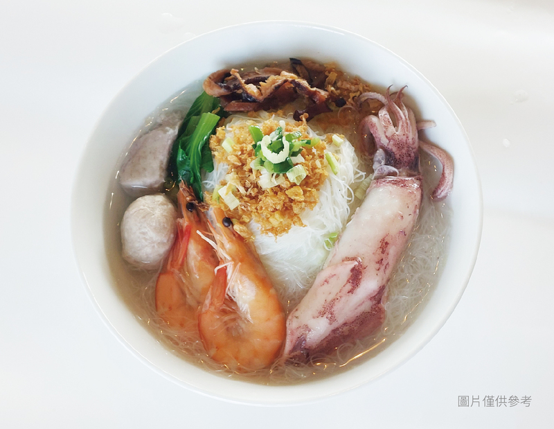 瓦立特Pizza招牌海鮮小卷米粉，內含鮮蝦、花枝、貢丸與酥炸蒜酥，桃園親子餐廳熱門餐點。