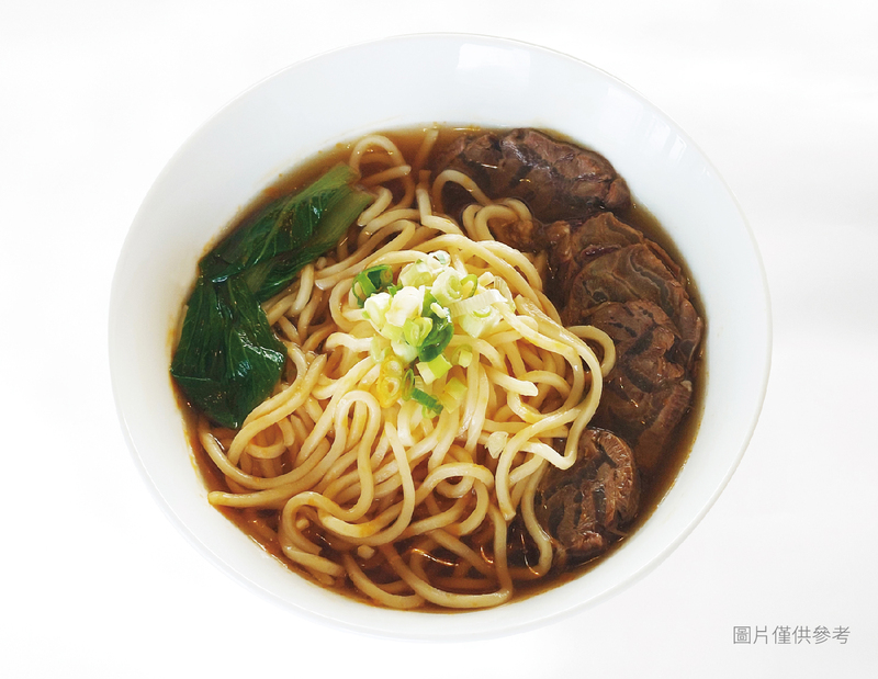 香濃紅燒腱心牛肉麵，湯頭濃郁、搭配青菜與手工麵條，是龍潭人氣親子餐廳瓦立特的經典菜色。