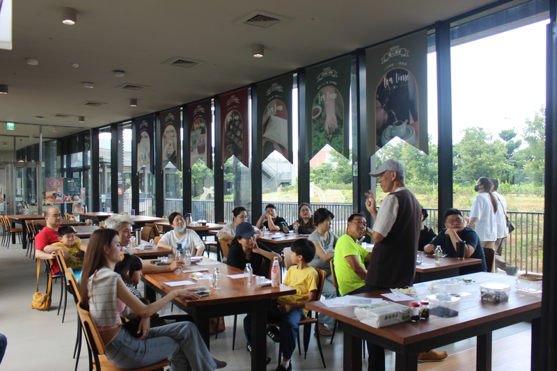 臺灣客家茶文化館窨花茶DIY教學現場，講師於福爾摩沙茶館T4職人講堂向親子家庭與參與者介紹茉莉花茶窨製工藝。