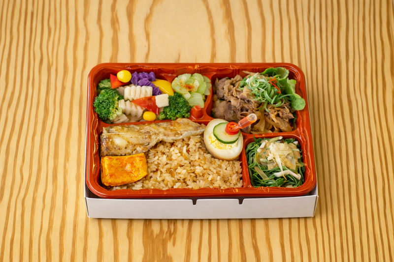 臺灣客家茶文化館客茶樓日本季壽喜燒牛肉盒餐，搭配割稻飯與多樣日式配菜