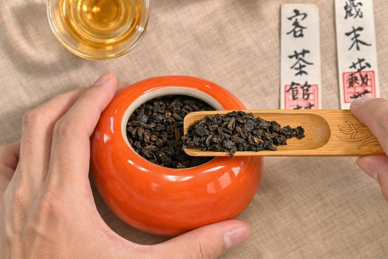 日式心願封茶體驗，將茶葉裝入茶罐並進行封存儀式，象徵新年心願與祝福