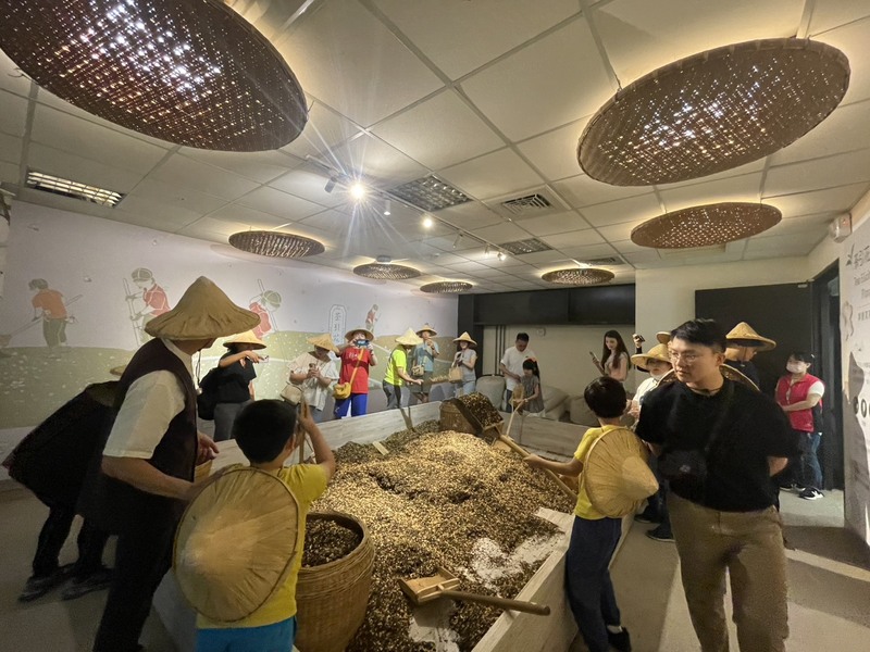 親子家庭於臺灣客家茶文化館參加茉莉花茶窨花體驗，孩子們在講師引導下，於室內展區進行花茶翻拌工序，感受傳統製茶文化魅力。