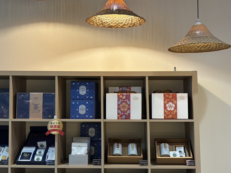 臺灣客家茶文化館商店街內馬上幸福的周年慶限定禮盒展示,櫃子內展示多款禮盒