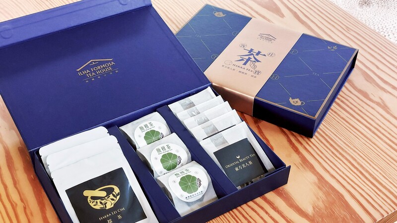 臺灣客家茶文化館最具代表性的客庄三寶禮盒，內含東方美人茶、擂茶以及酸柑茶，是臺灣客家文化的三大特色。於2025年還獲得桃金獎金證美味的肯定，是桃園必買的伴手禮之一