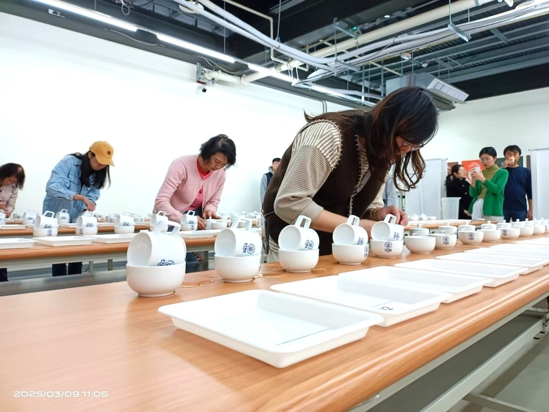 茶葉感官品評中級班學員於教室內進行沖泡作業練習，整齊排列的品評杯具組與專注學習的氛圍，展現茶葉課程的實作教學與專業訓練。