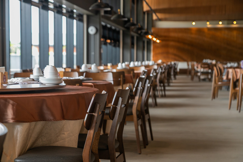 桃園龍潭臺灣客家茶文化館「客茶樓」餐廳內景，為唐博福柚香烤雞上市與中秋活動提供溫馨雅緻的用餐環境
