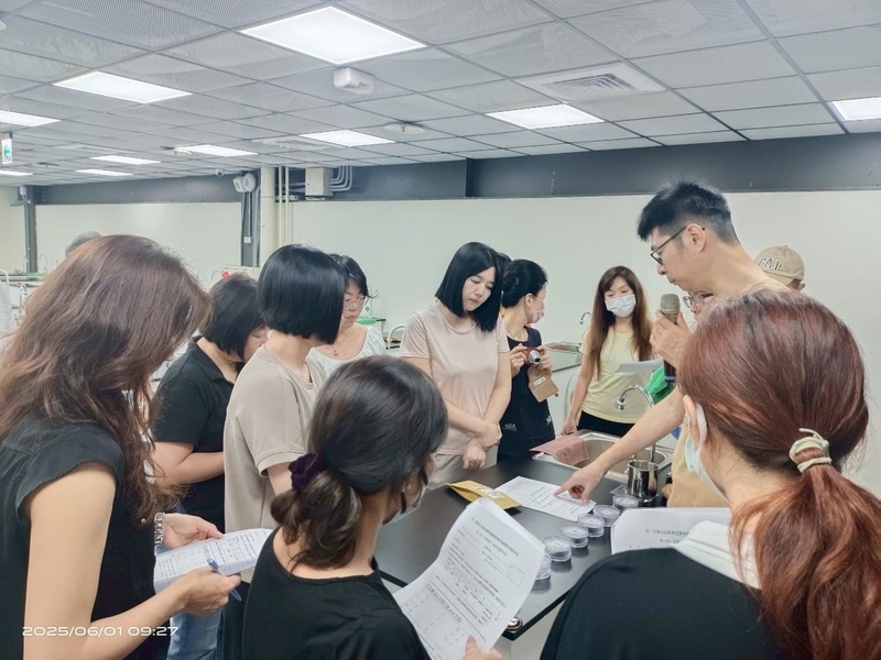 2025年臺灣客家茶文化館丙級製茶課程講師進行茶葉評鑑與製程講解,學員專注聽講與筆記,展現專業茶藝教學氛圍。