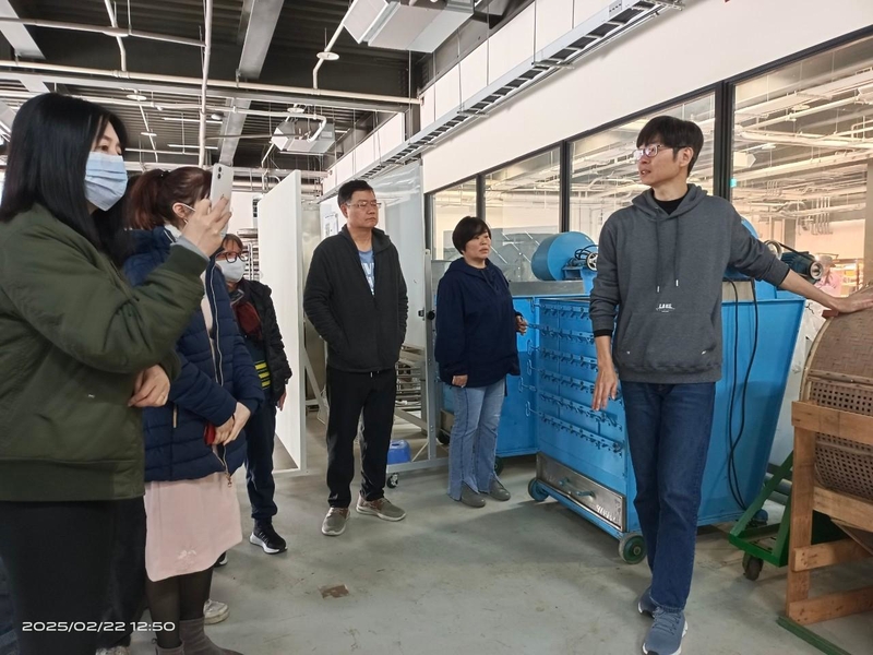 臺灣客家茶文化館講師帶領學員參觀製茶設備與工房,講解揉捻與乾燥等茶葉製程機具,推廣臺灣茶文化教育。
