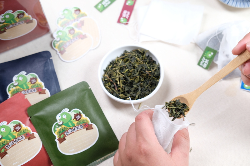 遊客參加臺灣客家茶文化館茶包體驗活動，親手填裝茶葉進茶包，了解茶葉與五感手作樂趣
